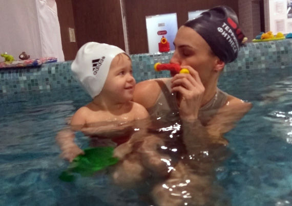 Маленькая Катя в бассейне Маленькая Катя в бассейне